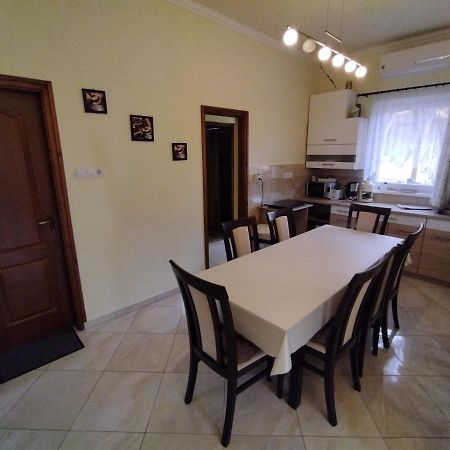 Kurucz Vendeghaz Hajduszoboszlo Apartment ภายนอก รูปภาพ