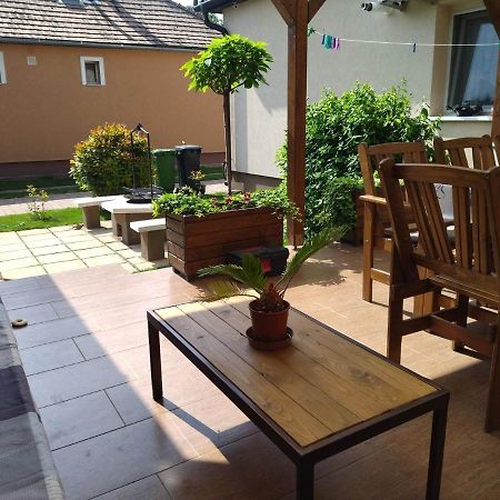 Kurucz Vendeghaz Hajduszoboszlo Apartment ภายนอก รูปภาพ