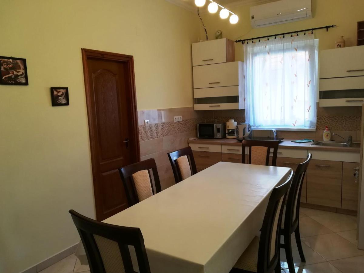 Kurucz Vendeghaz Hajduszoboszlo Apartment ภายนอก รูปภาพ