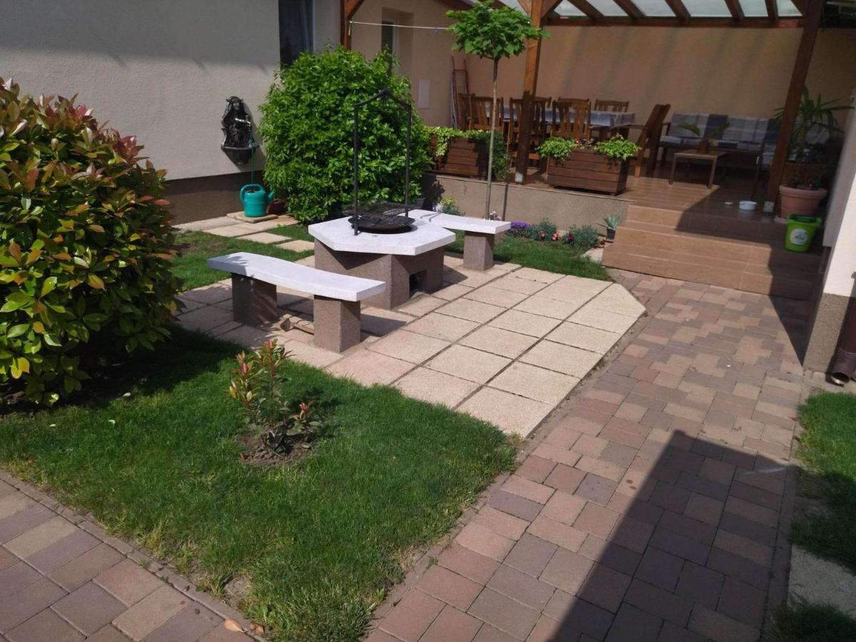 Kurucz Vendeghaz Hajduszoboszlo Apartment ภายนอก รูปภาพ