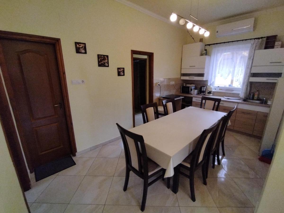 Kurucz Vendeghaz Hajduszoboszlo Apartment ภายนอก รูปภาพ