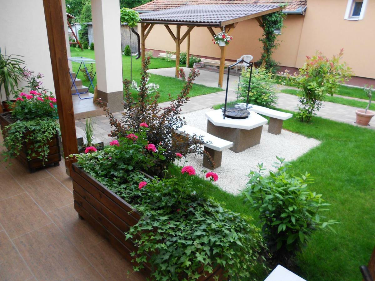 Kurucz Vendeghaz Hajduszoboszlo Apartment ภายนอก รูปภาพ